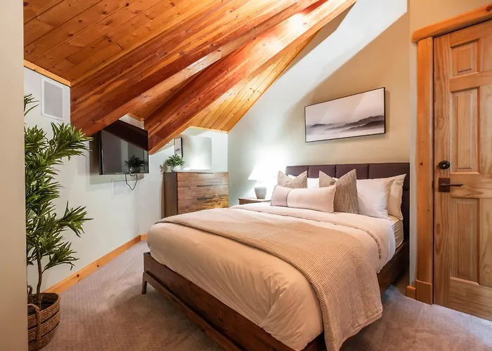 Rainbow Lodge By Outpost Whistler