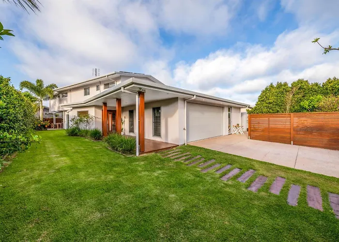 Luxurious Waterfront 5 Bedroom Coastal Retreat On Amarina Mooloolaba