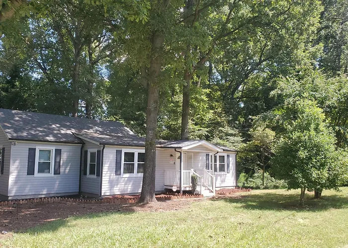 Private Single Level Standalone House Large Lot - 3 Bedrooms Charlotte
