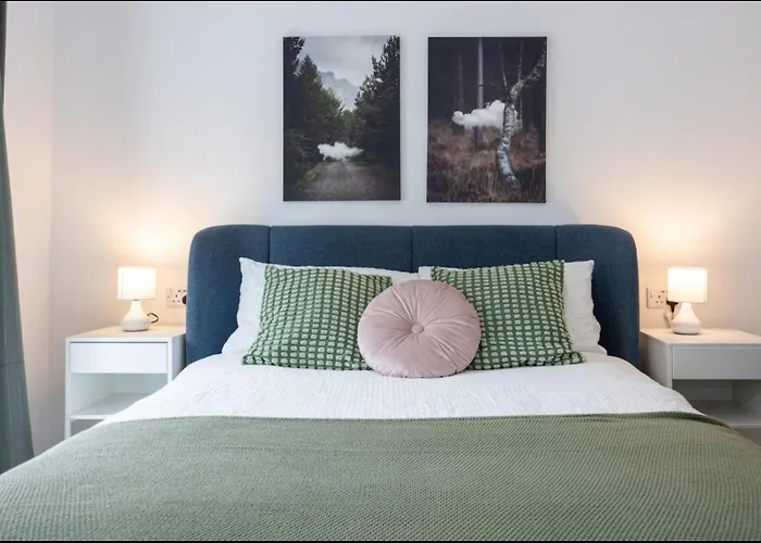 Elegance Retreat - 2 Bed Holiday Home With Parking Manchester