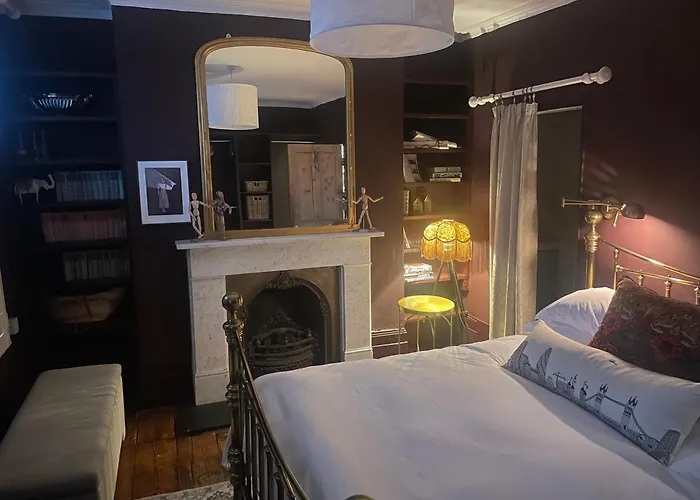 Beautiful London Victorian House, Sleeps 12 Villa