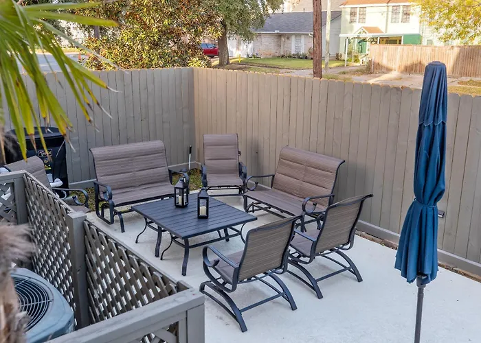 Historic 1871 Coastal Breeze With Heated Pool - Restoring Galveston Villa