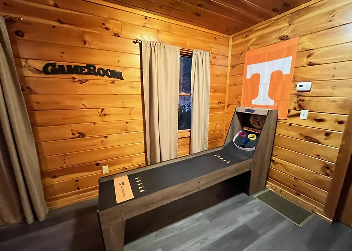 Smokey Mountain Retreat, Hot Tub, Game Room, Sleeps 8! Gatlinburg