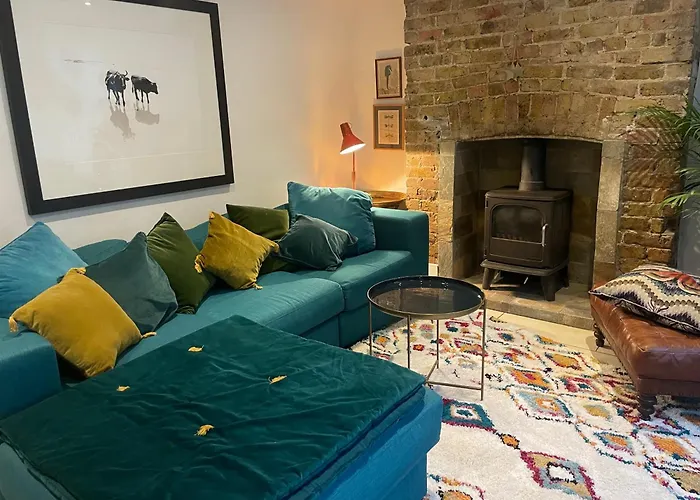 Beautiful London Victorian House, Sleeps 12 Villa