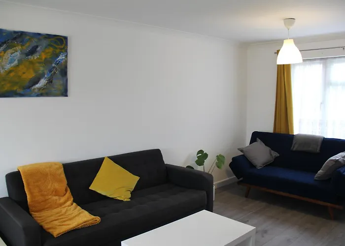 Coolfin House-Close To Excel, Contractors, Relocators, Paid Parking London