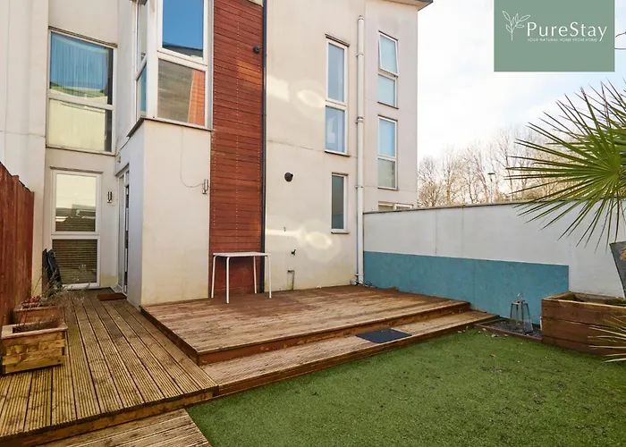 Fabulous Manchester House - 5 Beds Sleeps 8 - Free Parking - By Purestay