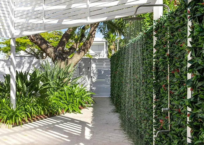 Family & Pet-Friendly Luxury Near Hastings St Villa Noosa Heads