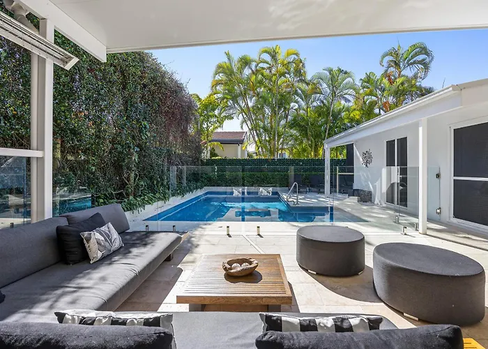 Family & Pet-Friendly Luxury Near Hastings St Villa Noosa Heads