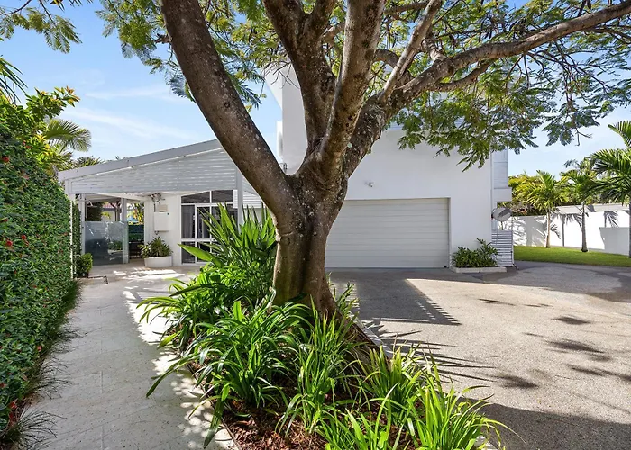 Family & Pet-Friendly Luxury Near Hastings St Villa Noosa Heads