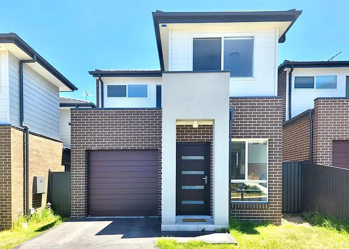 Bardia Quiet & Adorable Modern 5 Bedroom House Sydney