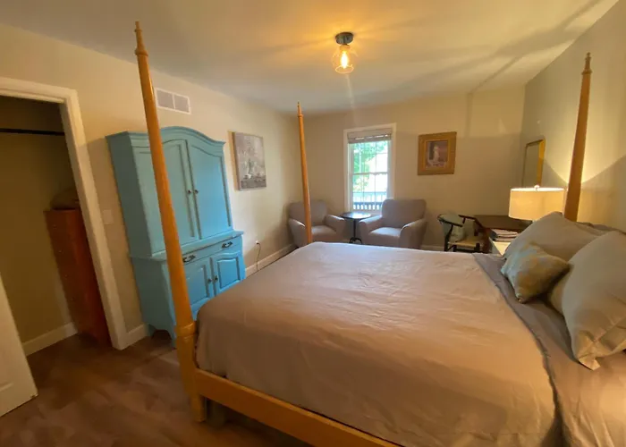 Centre Gate House Licence# 117-2023 Villa Niagara-on-the-Lake