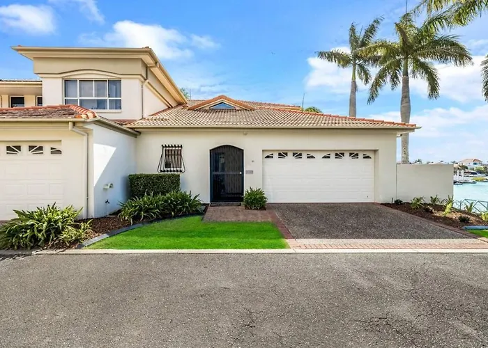Villa By The Canal - Runaway Bay Gold Coast
