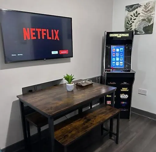 Edmonton - 4 Bedrooms, Sleeps 8, 3 Bathroom Contractor Base London