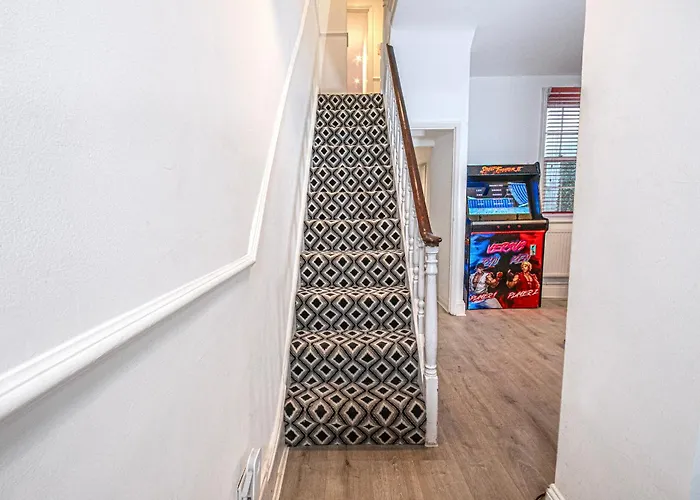 Central 3 - Bedroom Townhouse In Brighton With Parking