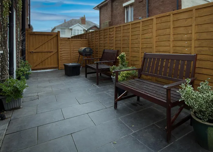 Arnside - Spacious 10-Bedroom Seaside Cottage With Hot Tub Blackpool