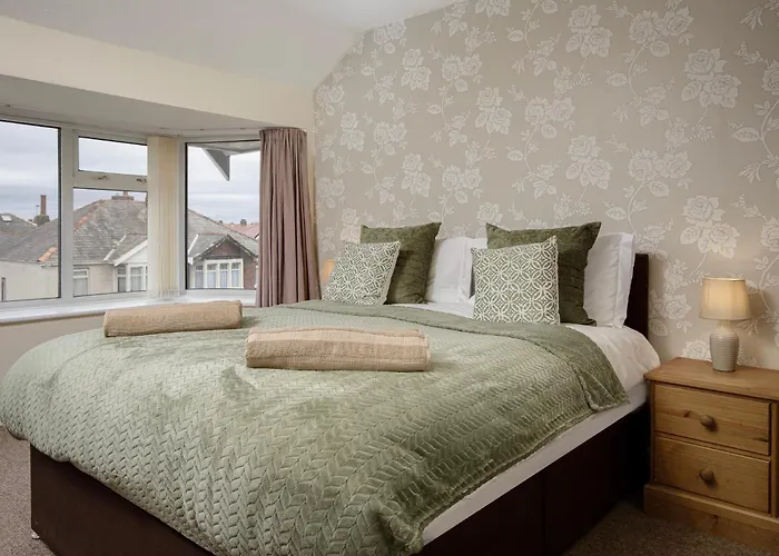 Arnside - Spacious 10-Bedroom Seaside Cottage With Hot Tub Blackpool