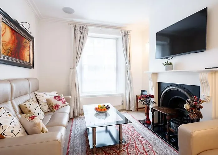 Spacious, Bright & Cosy ~ Ideal Victoria Location! London
