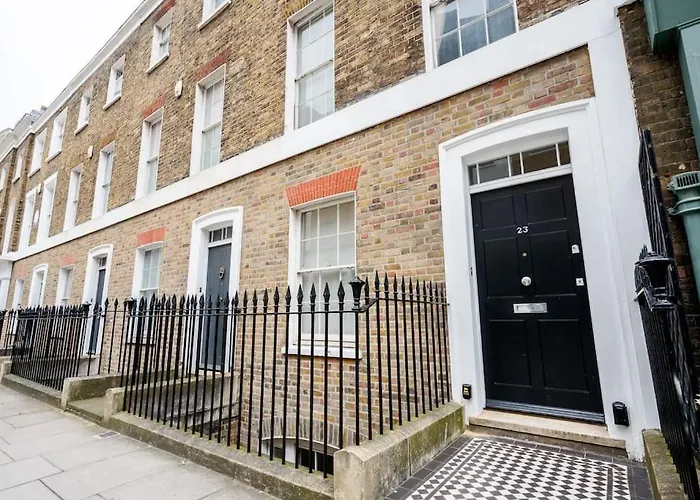 Spacious, Bright & Cosy ~ Ideal Victoria Location! London