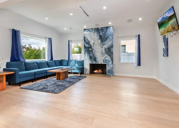 Prime Location, Stylish Space: 3Br Home With Bbq Los Angeles