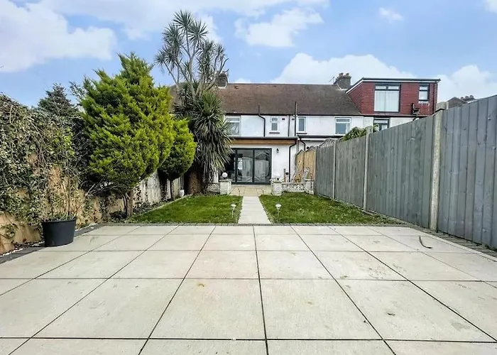 Beautiful Bright Three Bedroom House In Brighton And Hove With Free Parking