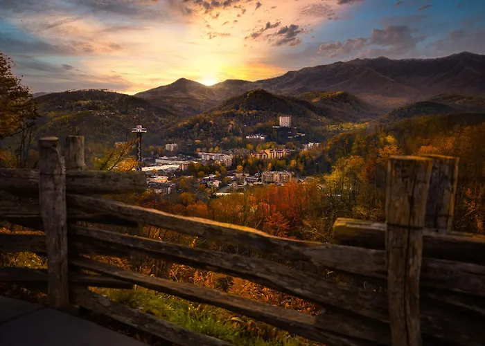 Gritz Carlton, Luxury Private Pool, Theater Rm, Hot Tub, Panoramic Mtn Views!! Villa Sevierville