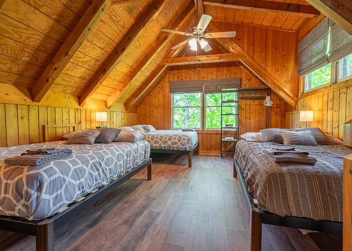 New Listing! Copper Ridge Lodge - 4 Bed, Hot Tub Dahlonega