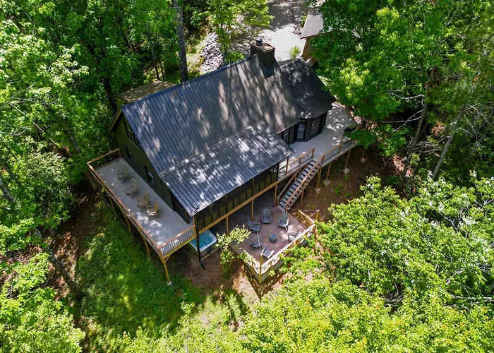New Listing! Copper Ridge Lodge - 4 Bed, Hot Tub Dahlonega