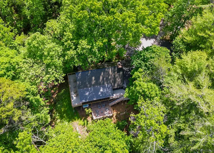 New Listing! Copper Ridge Lodge - 4 Bed, Hot Tub Dahlonega