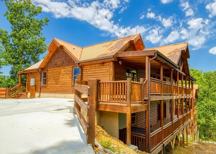 Majestic Splash-8 Bedroom, Indoor Pool, Hot Tub, 560 Free Tickets Each Paid Day Sevierville