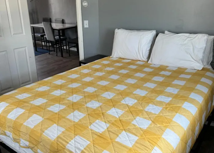 12 Ashworth Ave Suites Hampton