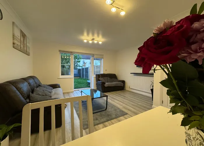 Spacious 3 Bedroom Home, With Private Driveway 5 Minutes From Excel Centre & Custom House London