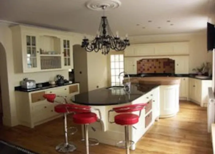 Huge Tenby Pet Friendly House Sleeps 14