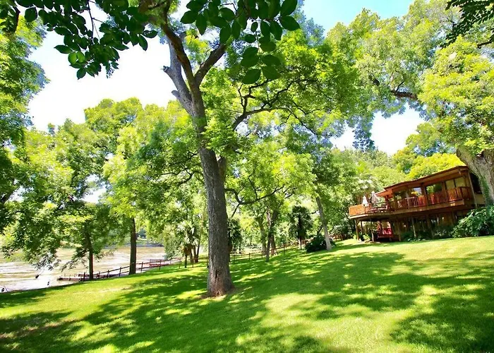 The River Haven - Sleeps 32 - On Guadalupe River Seguin