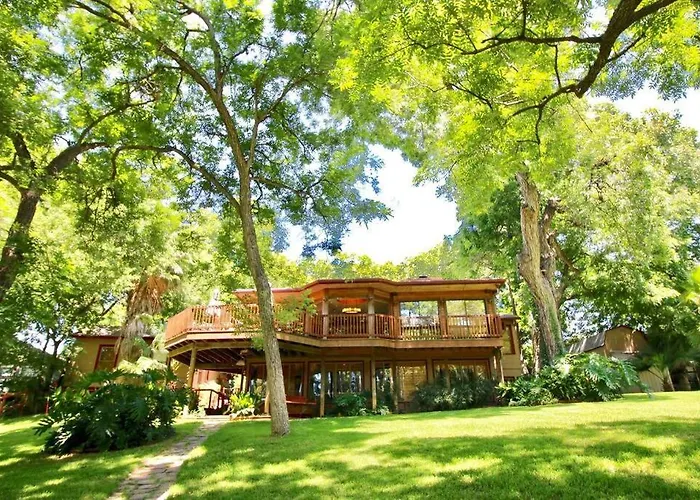 The River Haven - Sleeps 32 - On Guadalupe River Seguin