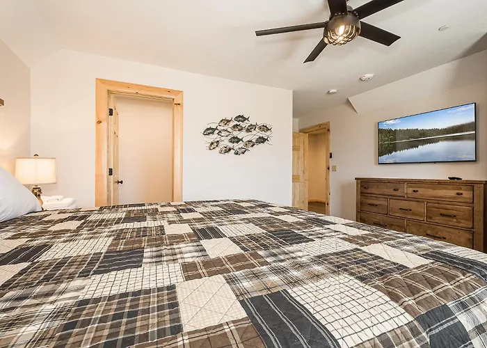 Mountain Crest Lodge McHenry