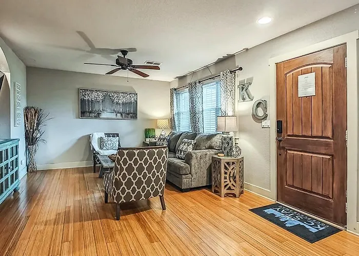 Quiet Plaza Two Bedroom 2 Bathroom Kansas City