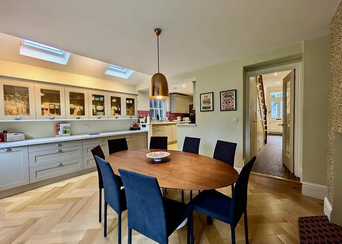 Impressive 5Br Family Home In Leafy London