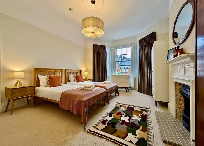 Impressive 5Br Family Home In Leafy London