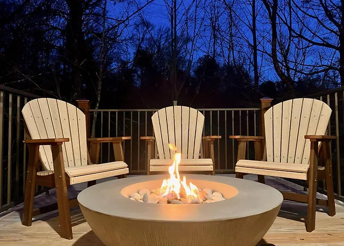 Lumberjack Lodge: Pool Theater Fire Pit Gatlinburg