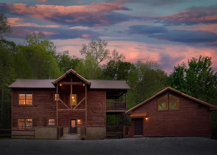 Lumberjack Lodge: Pool Theater Fire Pit Gatlinburg