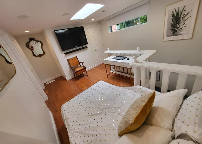 Downtown Toronto House Central 2Bed 2Bath Subway Free Parking