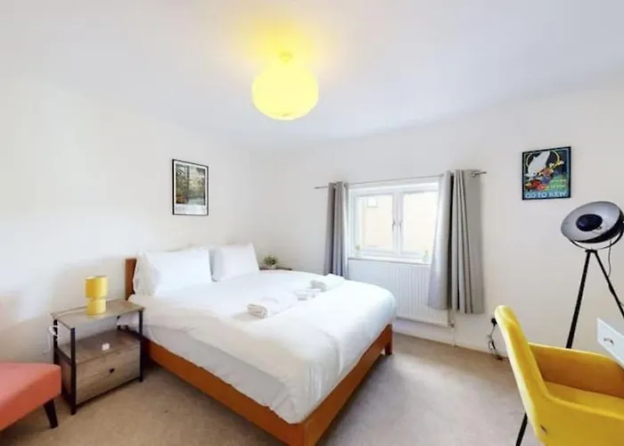 4 Bedroom Family Home On Piccadilly Line London