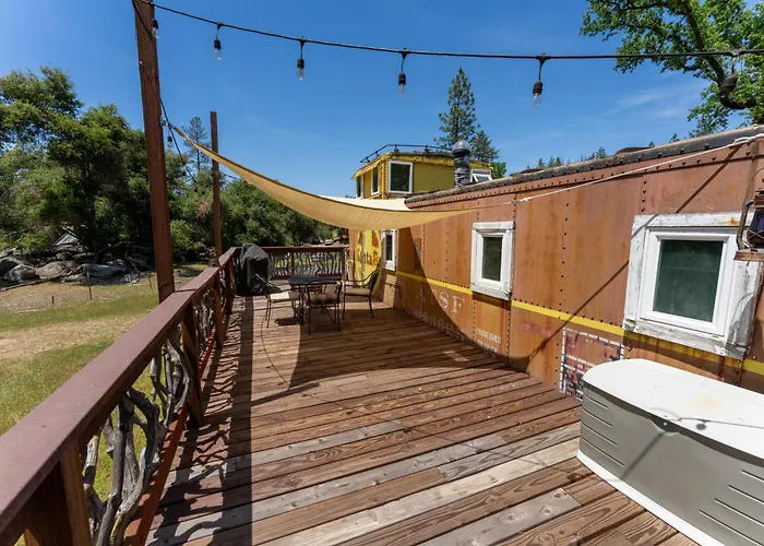 Little Red Caboose Villa Oakhurst