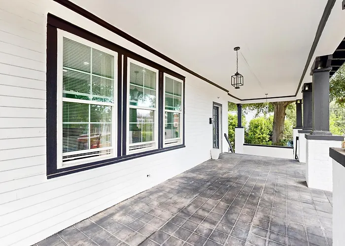 < 2 Mi Dtwn Augusta: Charming Historic Home