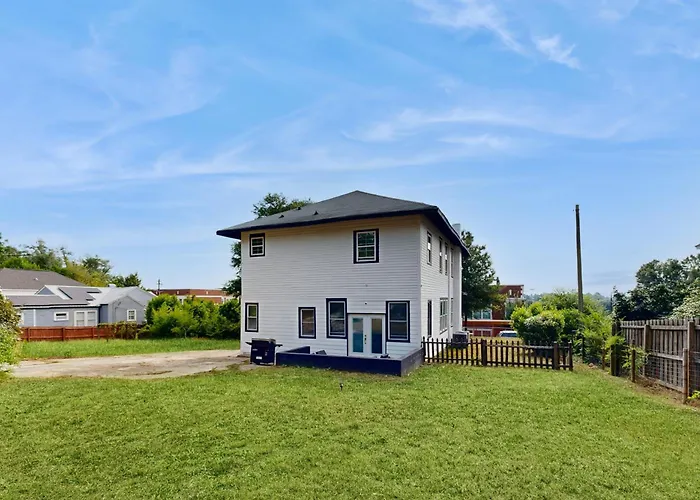 < 2 Mi Dtwn Augusta: Charming Historic Home
