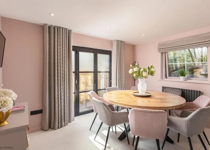 Dovecote House - Luxury Town House - Dog Friendly Villa York