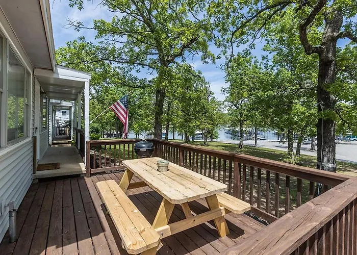 Wake Zone Lighthouse Lodge - Lake Views Kimberling City