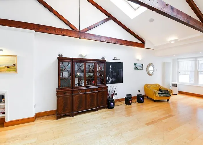Specious Family 5-Bed Kensington House Sleeps 10 Villa London