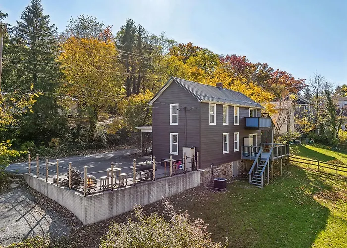 Historic William Smith House -- Pet Friendly, Grill, Wifi, Fire Pit, Deck, Family Friendly, Town Location, King Bed, Creekside Villa Berkeley Springs