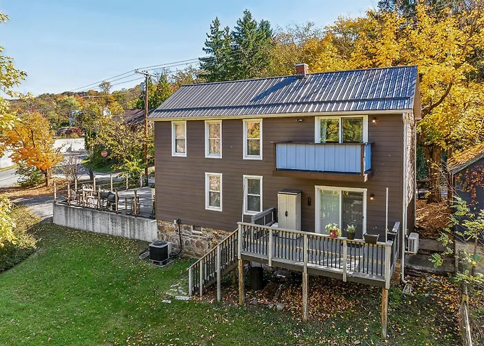 Historic William Smith House -- Pet Friendly, Grill, Wifi, Fire Pit, Deck, Family Friendly, Town Location, King Bed, Creekside Villa Berkeley Springs